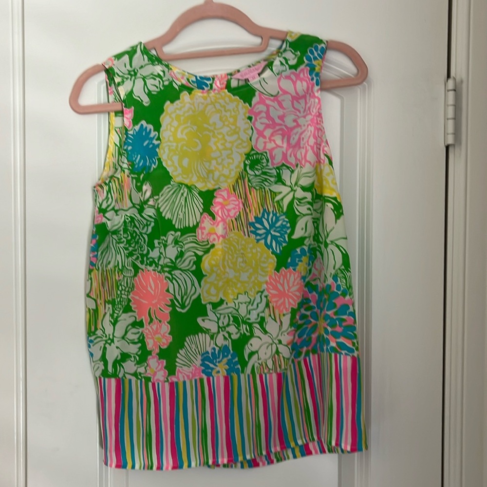 Women’s XS Lilly Pulitzer sleeveless blouse with back buttons